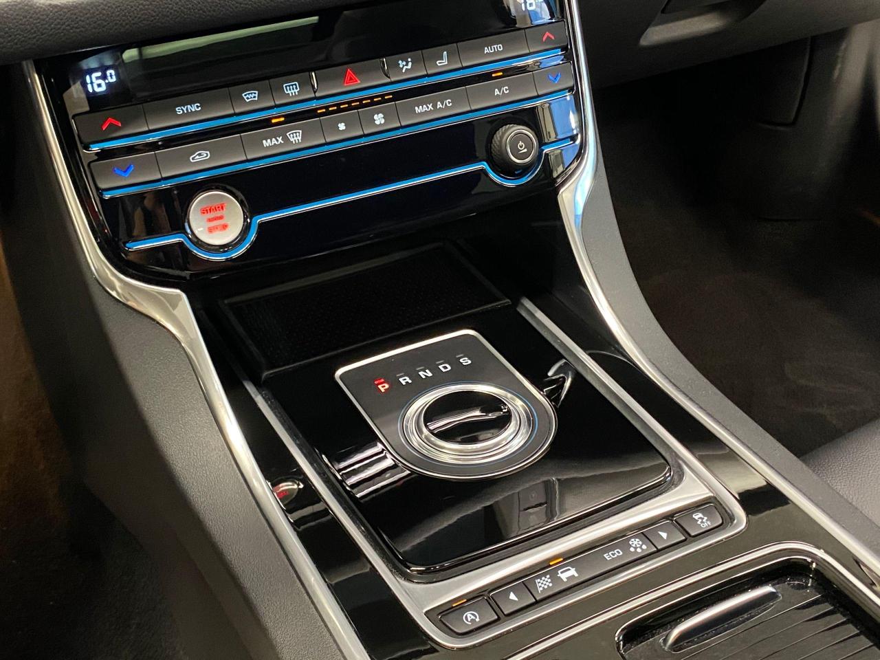 2017 Jaguar XF 20d Premium AWD+Xenons+GPS+Camera+Accident Free - Photo #36