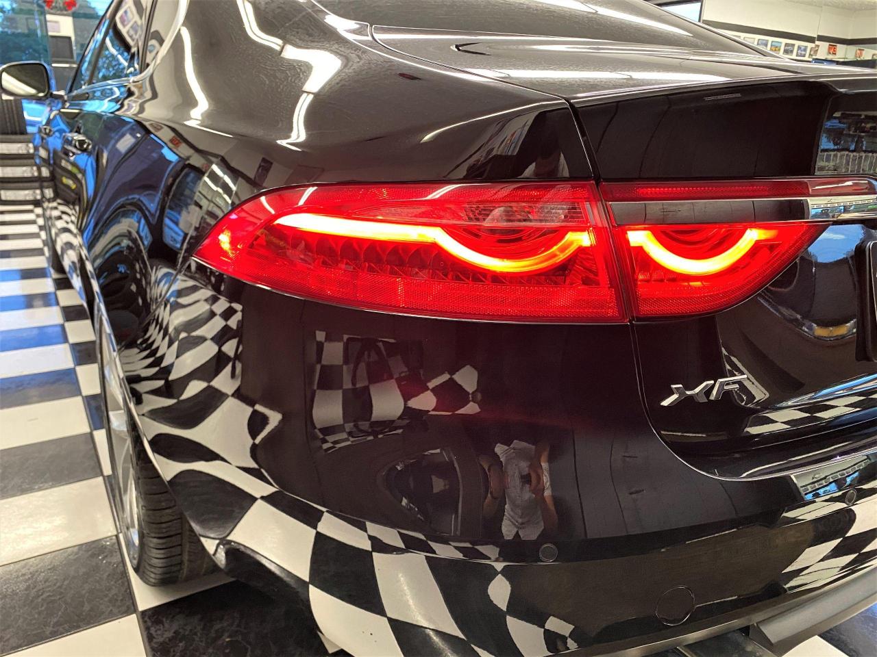 2017 Jaguar XF 20d Premium AWD+Xenons+GPS+Camera+Accident Free - Photo #38
