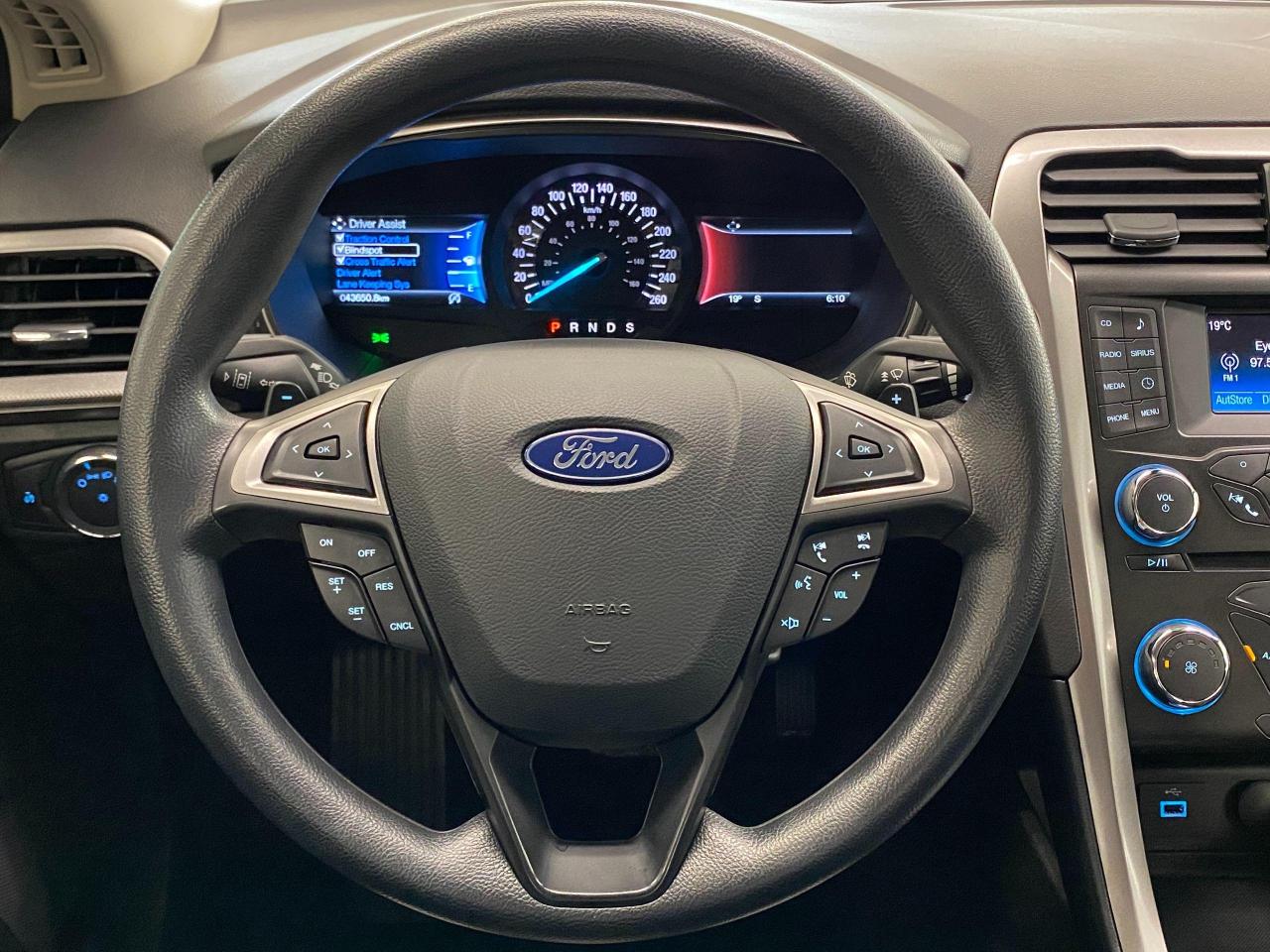 2018 Ford Fusion SE TECH+Blind Spot+Lane Keep Assist+ACCIDENT FREE - Photo #9