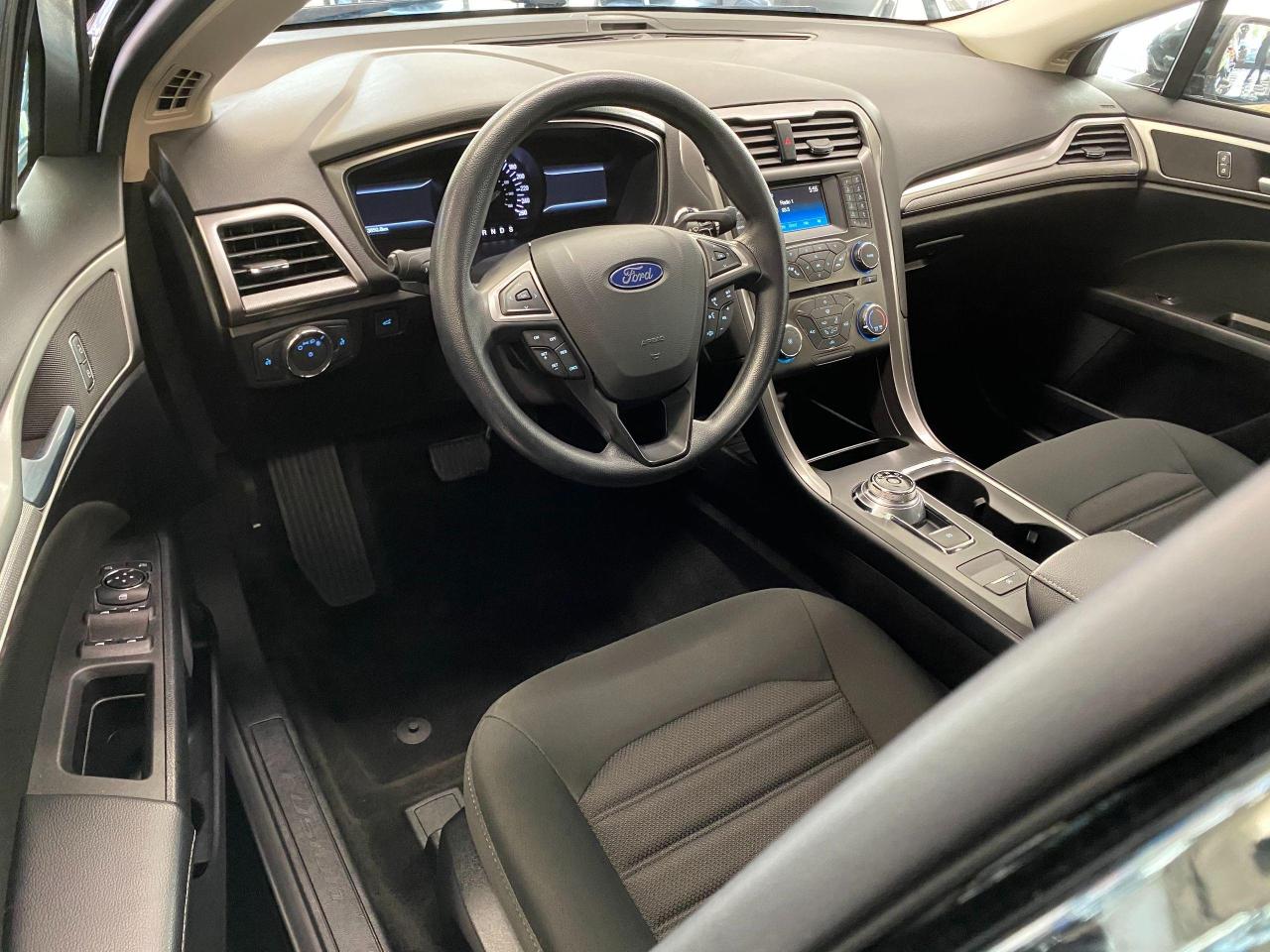 2018 Ford Fusion SE TECH+Blind Spot+Lane Keep Assist+ACCIDENT FREE - Photo #17