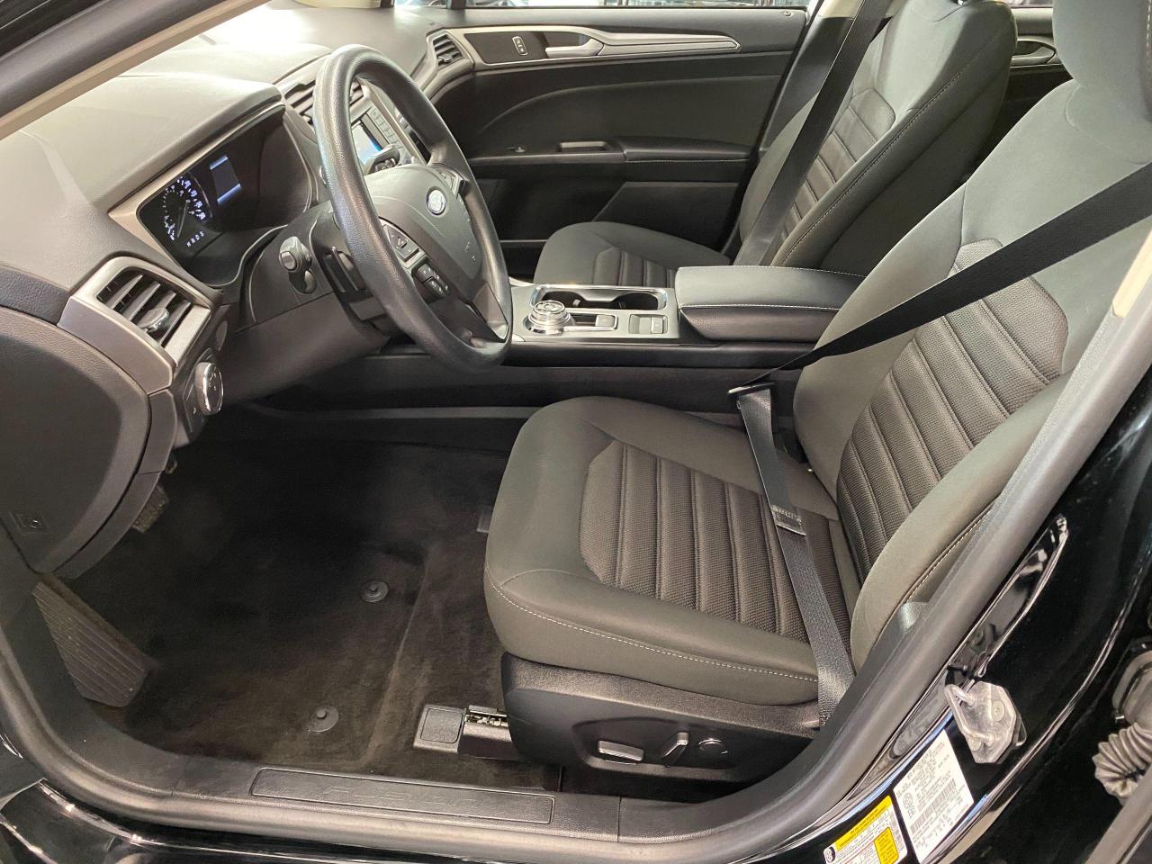 2018 Ford Fusion SE TECH+Blind Spot+Lane Keep Assist+ACCIDENT FREE - Photo #18