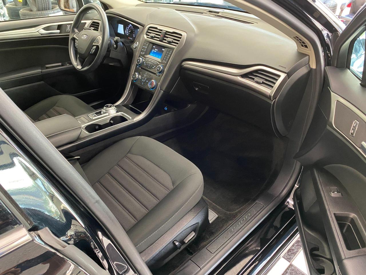 2018 Ford Fusion SE TECH+Blind Spot+Lane Keep Assist+ACCIDENT FREE - Photo #19