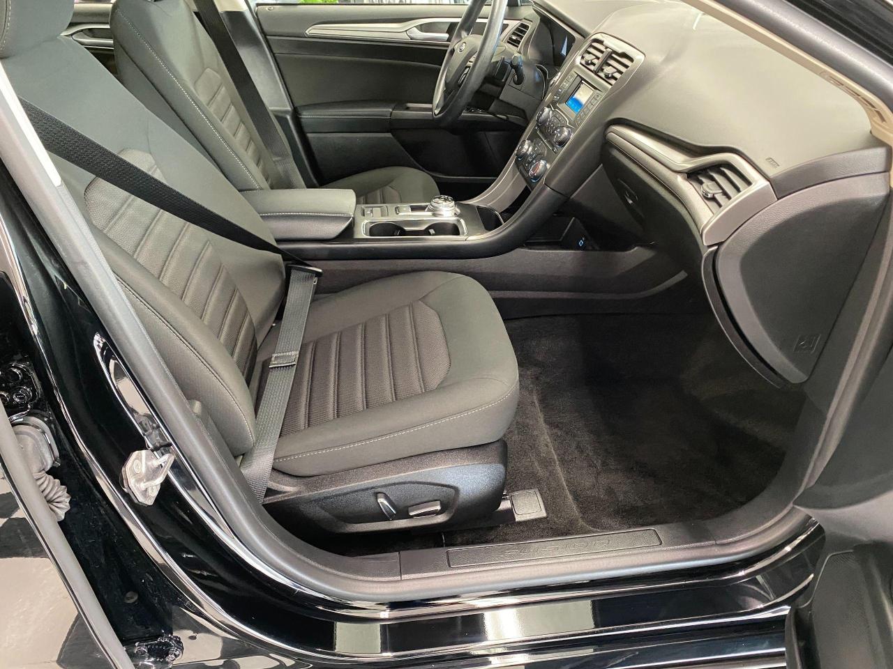 2018 Ford Fusion SE TECH+Blind Spot+Lane Keep Assist+ACCIDENT FREE - Photo #20
