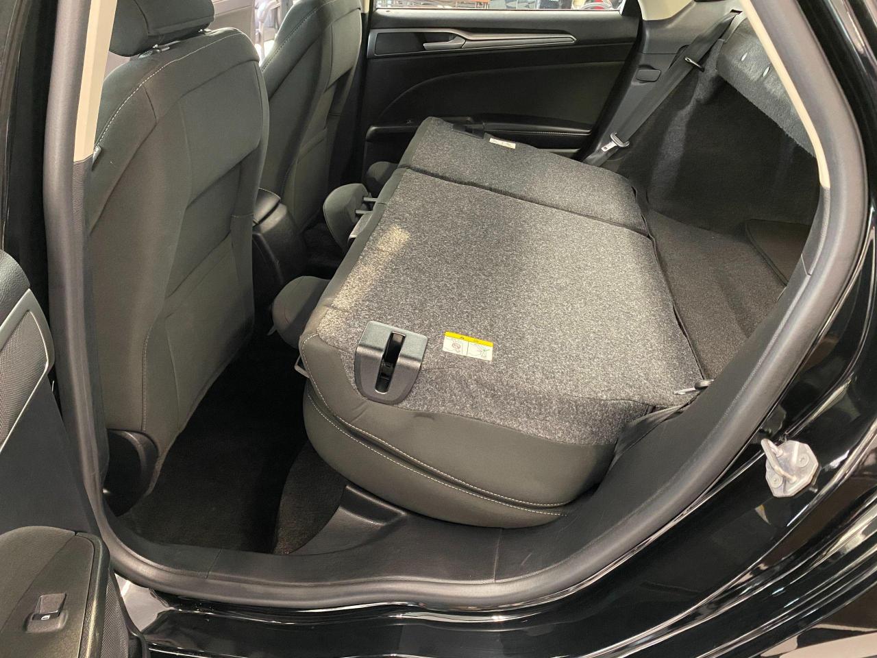 2018 Ford Fusion SE TECH+Blind Spot+Lane Keep Assist+ACCIDENT FREE - Photo #24