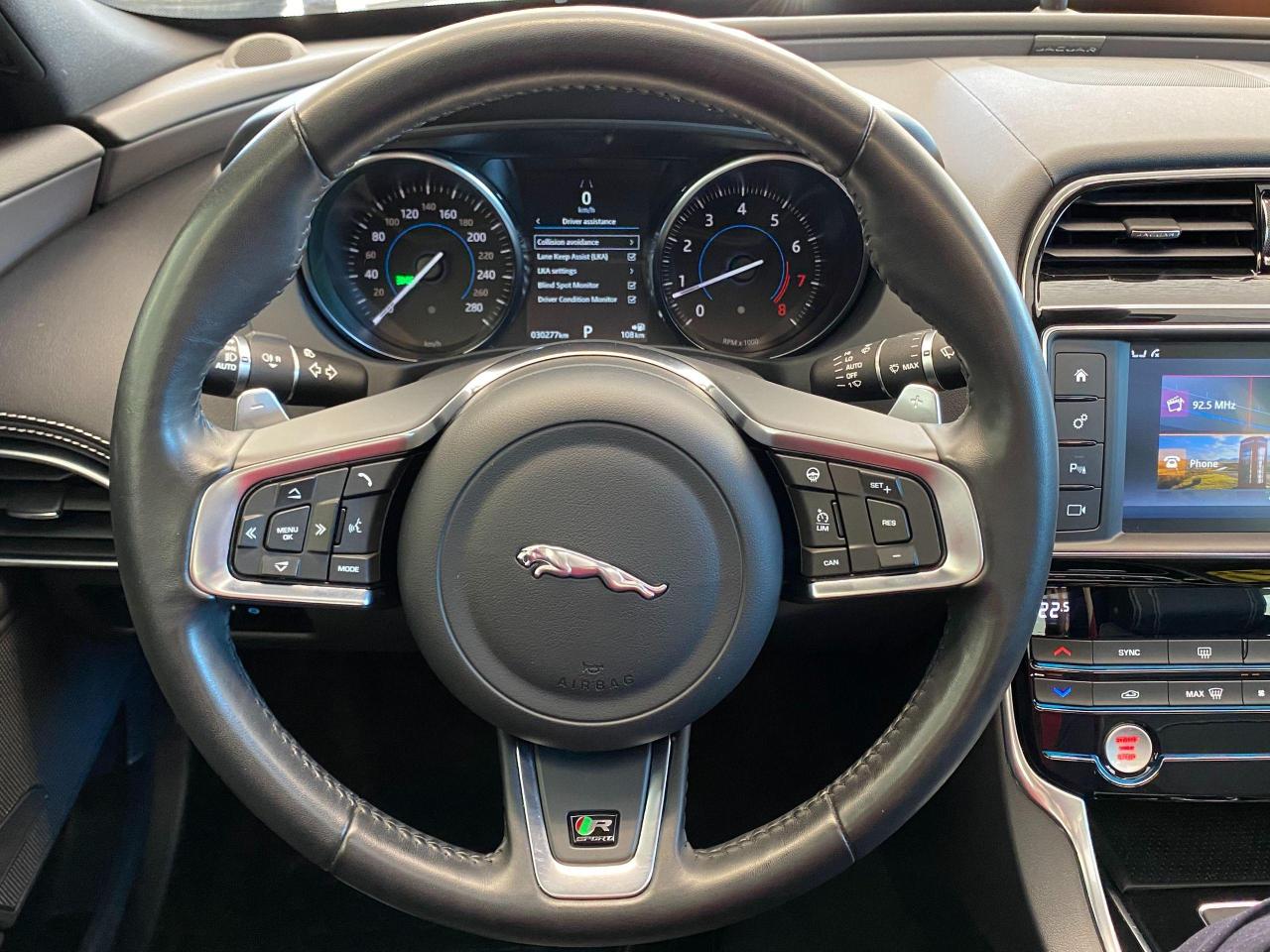 2018 Jaguar XE R-Sport AWD+Lane Keep Assist+ACCIDENT FREE - Photo #9