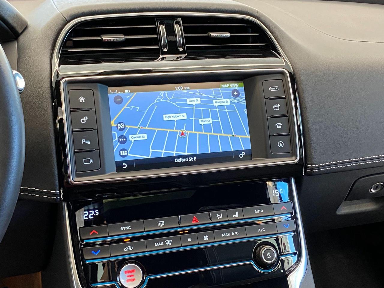 2018 Jaguar XE R-Sport AWD+Lane Keep Assist+ACCIDENT FREE - Photo #10