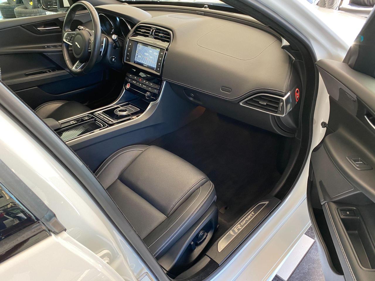 2018 Jaguar XE R-Sport AWD+Lane Keep Assist+ACCIDENT FREE - Photo #21