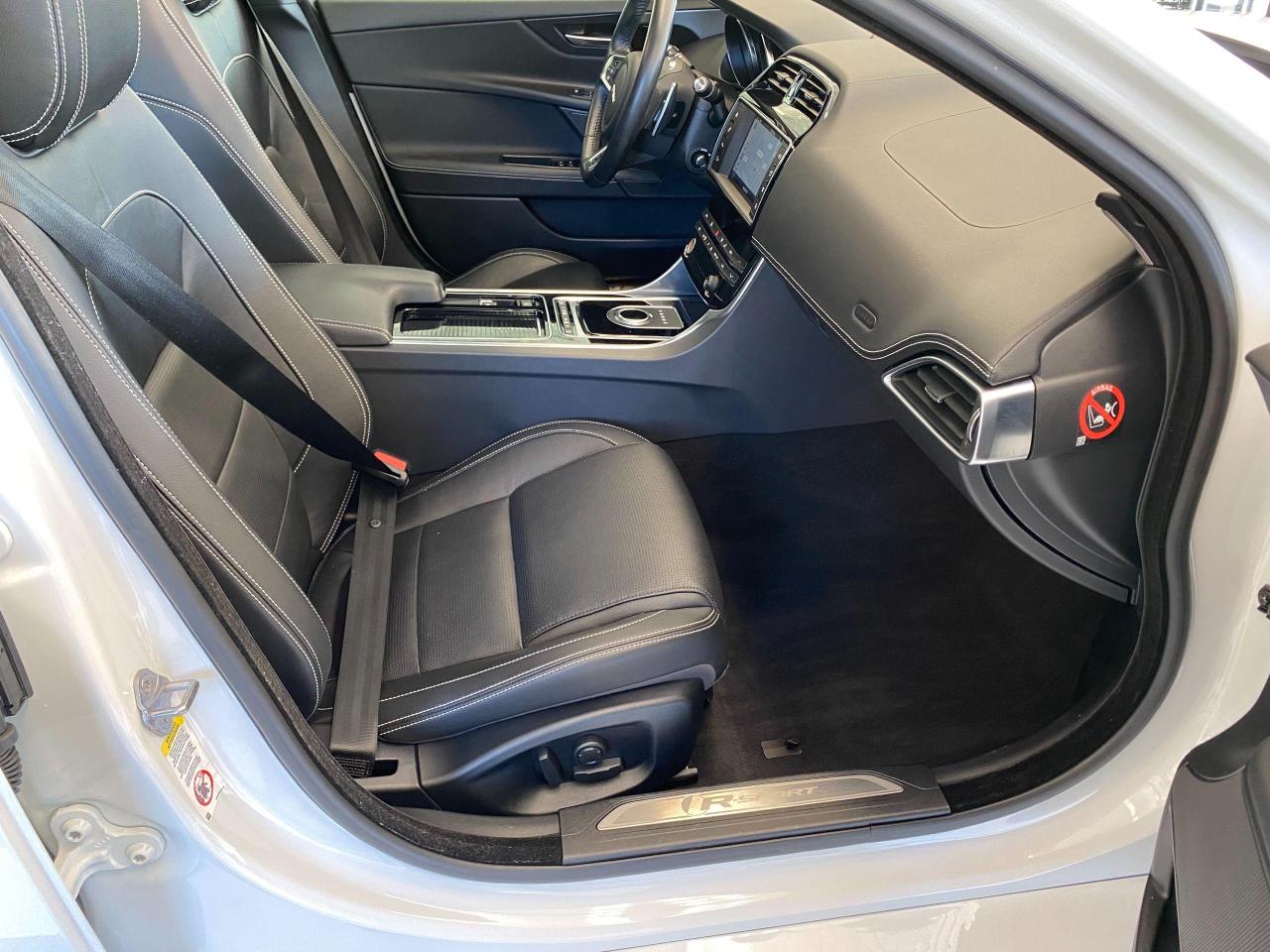 2018 Jaguar XE R-Sport AWD+Lane Keep Assist+ACCIDENT FREE - Photo #22