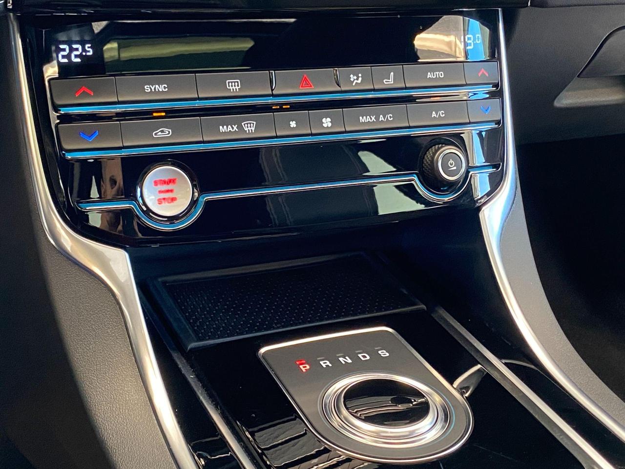 2018 Jaguar XE R-Sport AWD+Lane Keep Assist+ACCIDENT FREE - Photo #39
