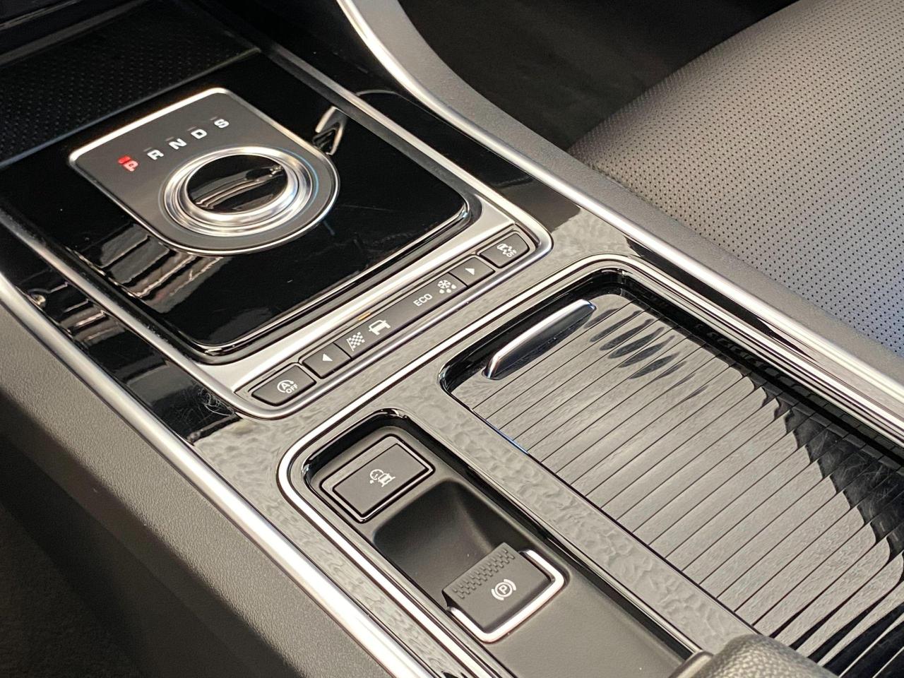 2018 Jaguar XE R-Sport AWD+Lane Keep Assist+ACCIDENT FREE - Photo #40