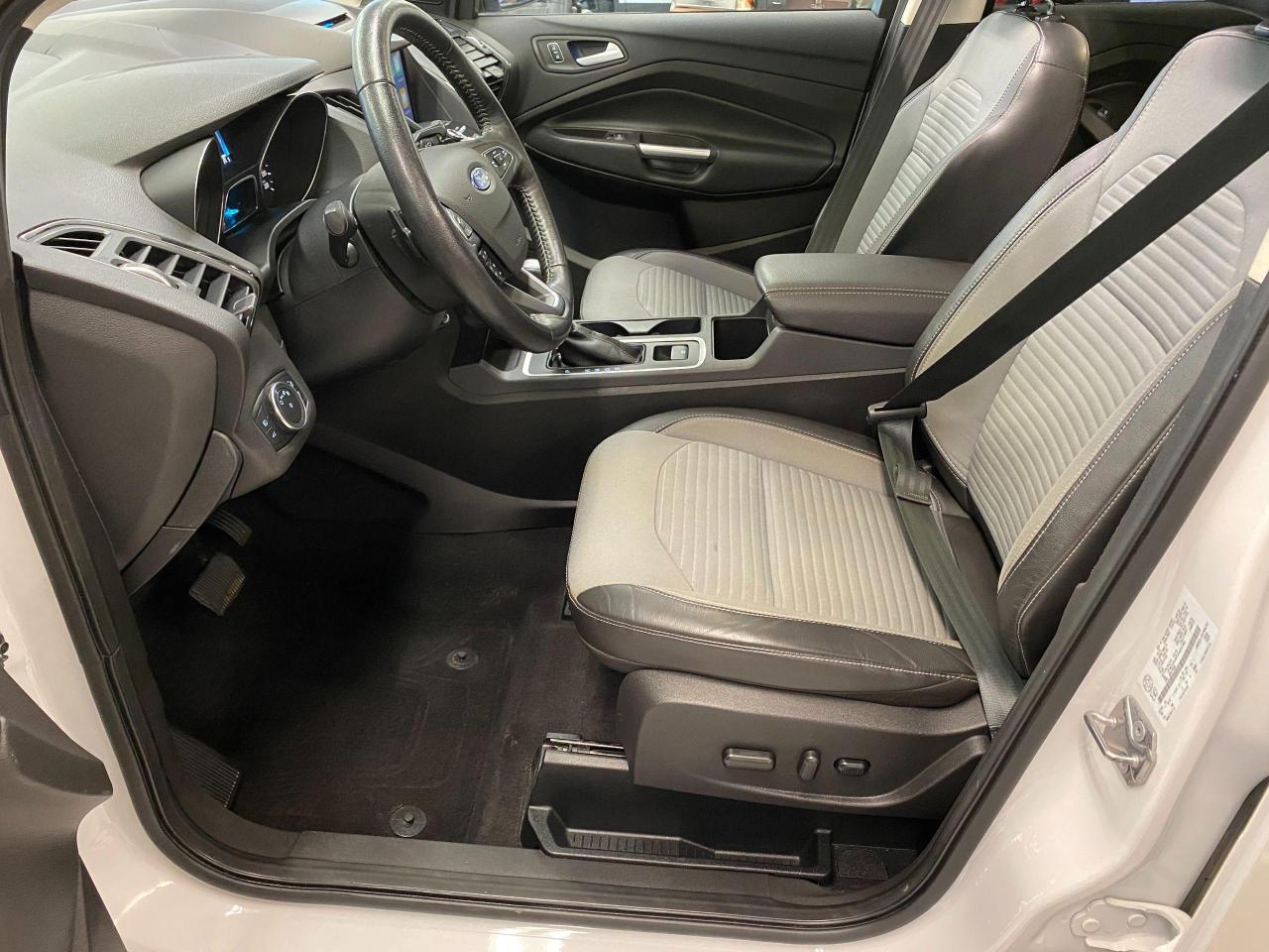 2017 Ford Escape Titanium AWD+Roof+BSM+GPS+Apple Play+ACCIDENT FREE - Photo #19