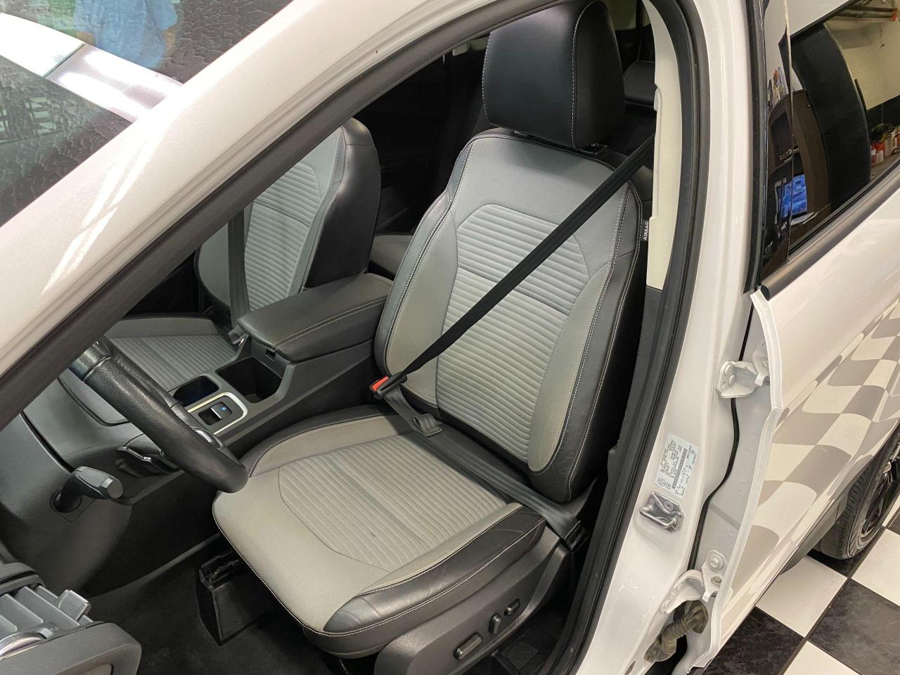 2017 Ford Escape Titanium AWD+Roof+BSM+GPS+Apple Play+ACCIDENT FREE - Photo #20