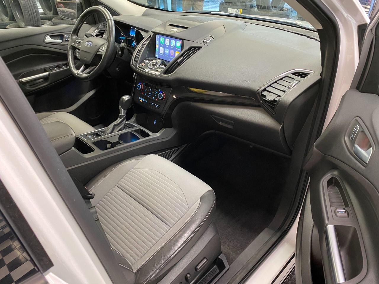 2017 Ford Escape Titanium AWD+Roof+BSM+GPS+Apple Play+ACCIDENT FREE - Photo #21