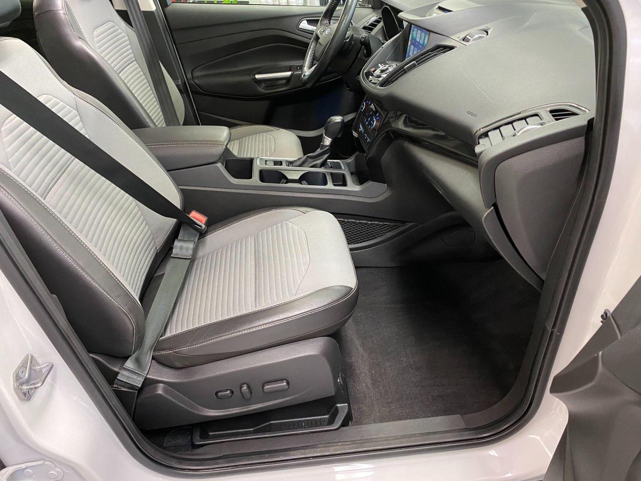 2017 Ford Escape Titanium AWD+Roof+BSM+GPS+Apple Play+ACCIDENT FREE - Photo #22