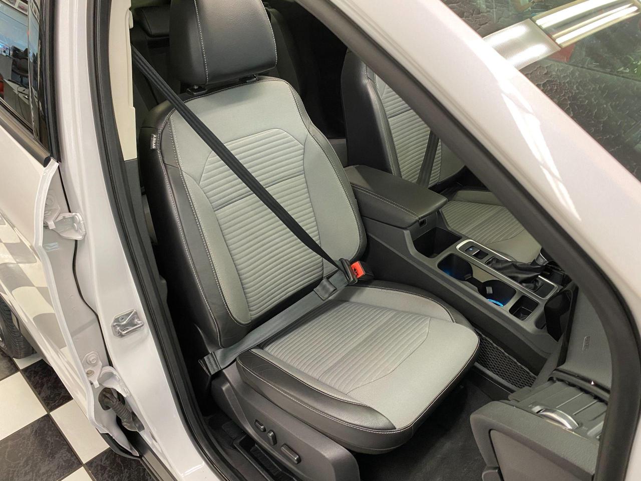 2017 Ford Escape Titanium AWD+Roof+BSM+GPS+Apple Play+ACCIDENT FREE - Photo #23