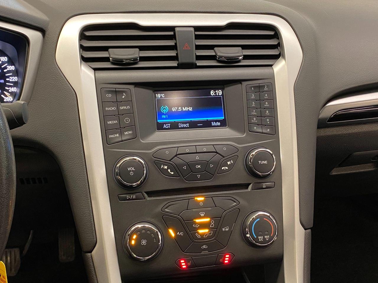 2016 Ford Fusion SE+Camera+Heated Seats+New Tires+ACCIDENT FREE - Photo #10