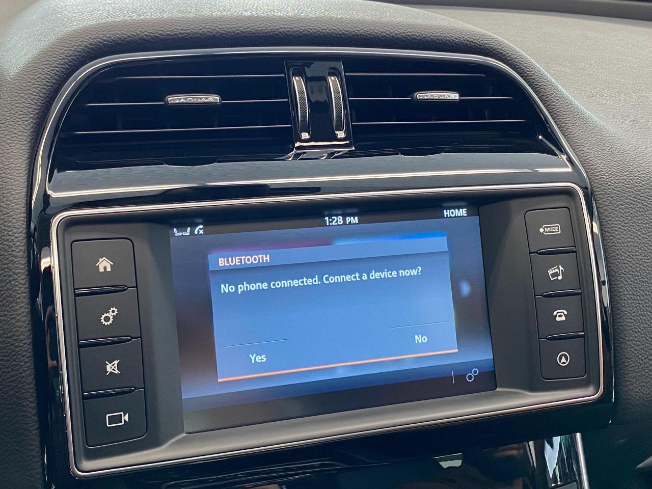 2017 Jaguar XE Prestige AWD 3.0L V6+Camera+Roof+GPS+ACCIDENT FREE - Photo #33