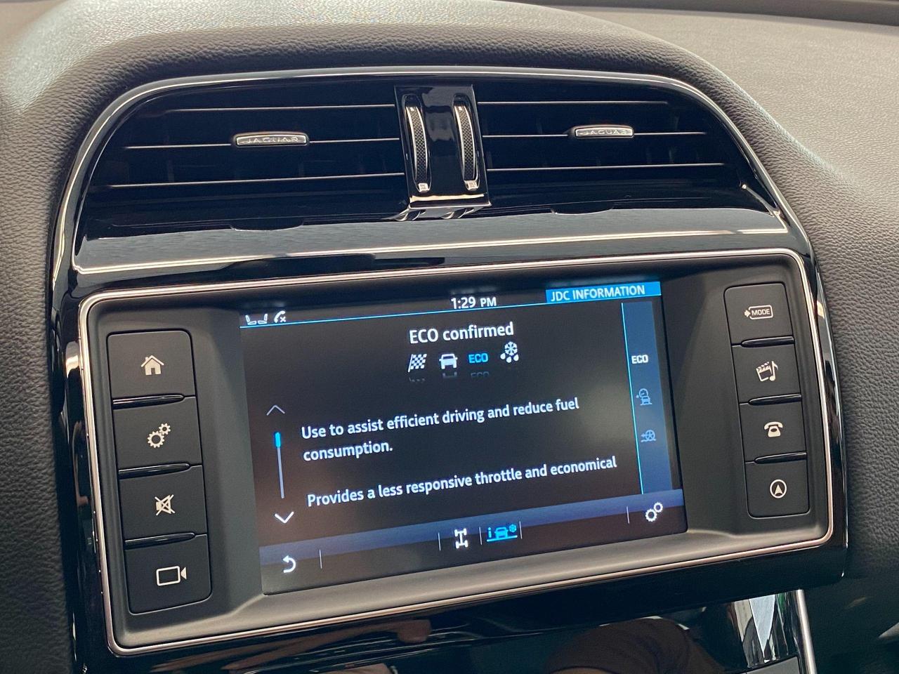 2017 Jaguar XE Prestige AWD 3.0L V6+Camera+Roof+GPS+ACCIDENT FREE - Photo #38