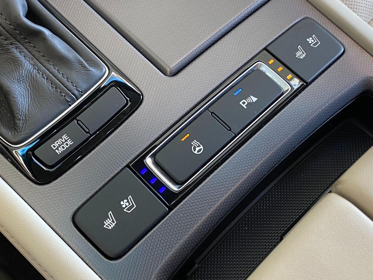2016 Hyundai Genesis Luxury AWD+Cooled Seats+Apple Play+ACCIDENT FREE - Photo #38