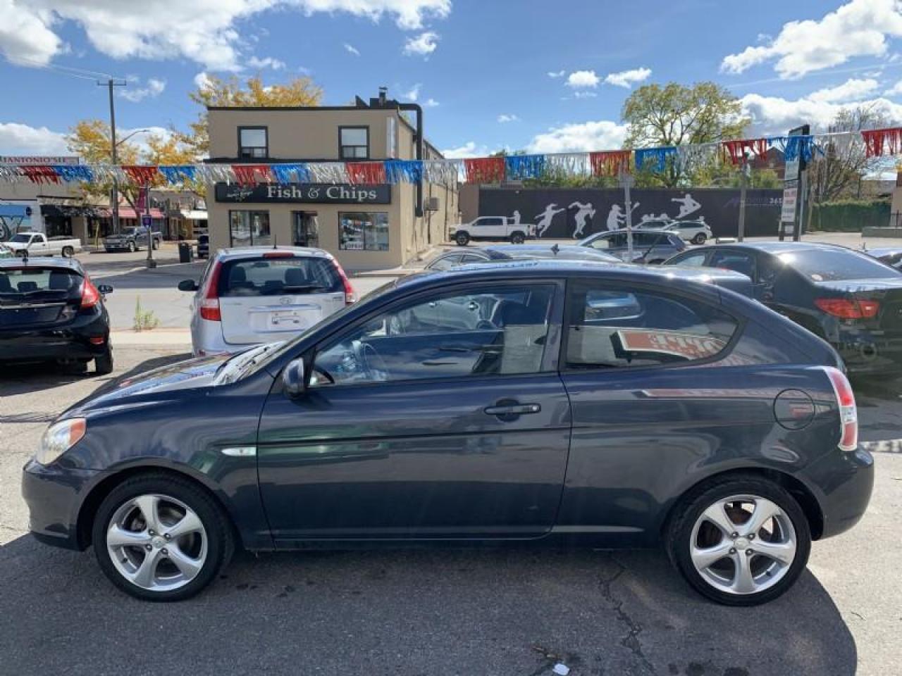 2009 Hyundai Accent SE Photo