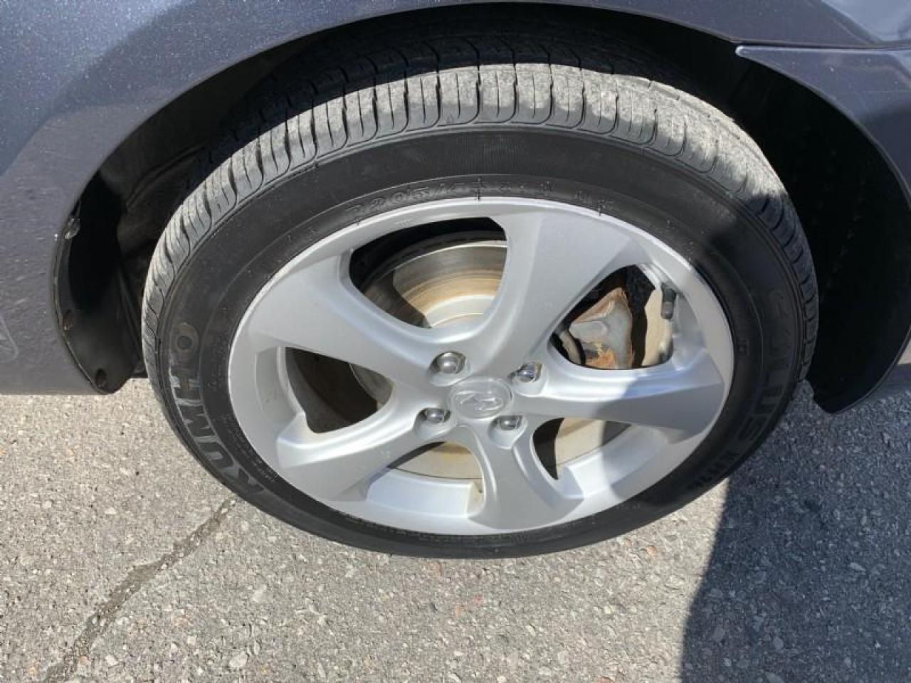 2009 Hyundai Accent SE Photo