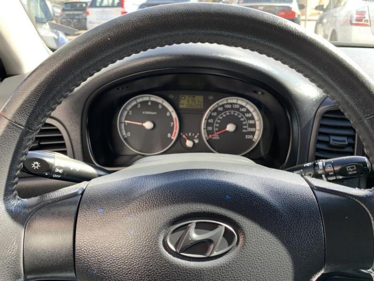 2009 Hyundai Accent SE Photo