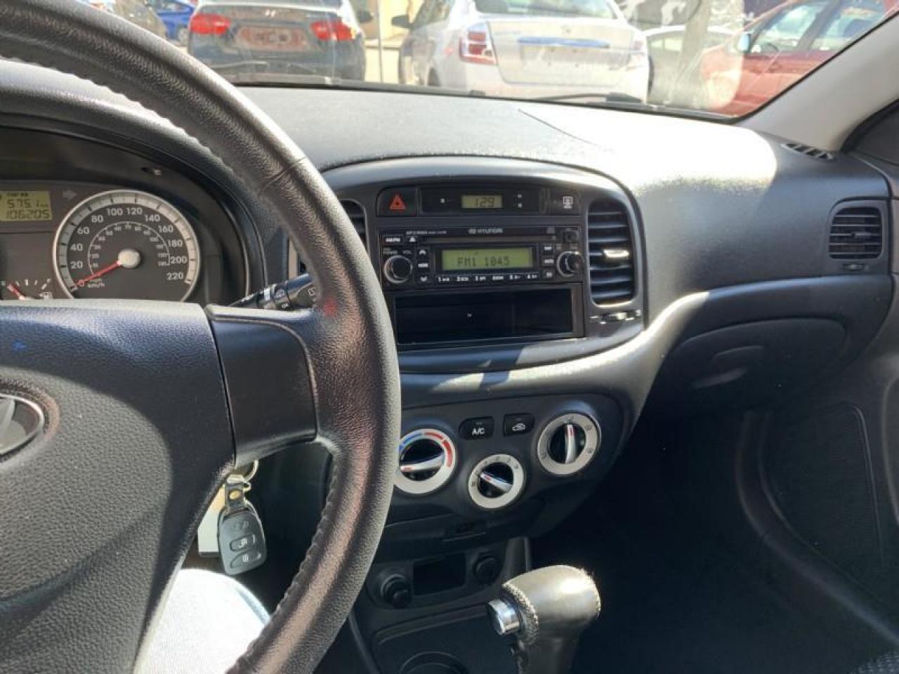 2009 Hyundai Accent SE Photo
