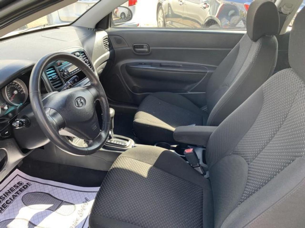 2009 Hyundai Accent SE Photo