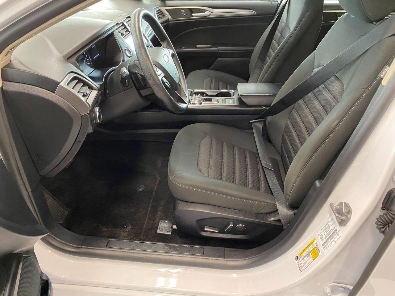 2018 Ford Fusion SE TECH+ApplePlay+BlindSpot+LaneKeep+ACCIDENT FREE - Photo #18