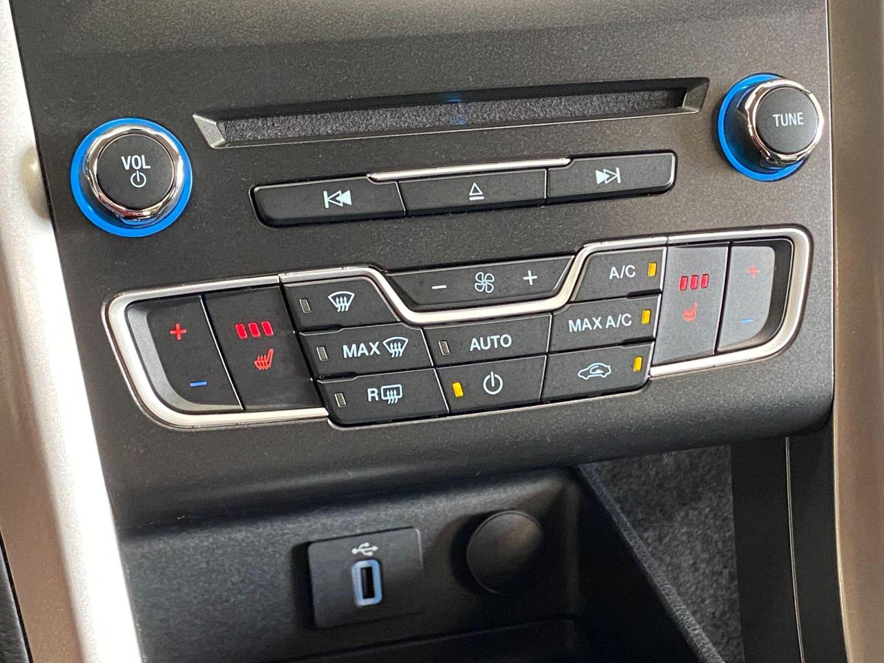 2018 Ford Fusion SE TECH+ApplePlay+BlindSpot+LaneKeep+ACCIDENT FREE - Photo #38