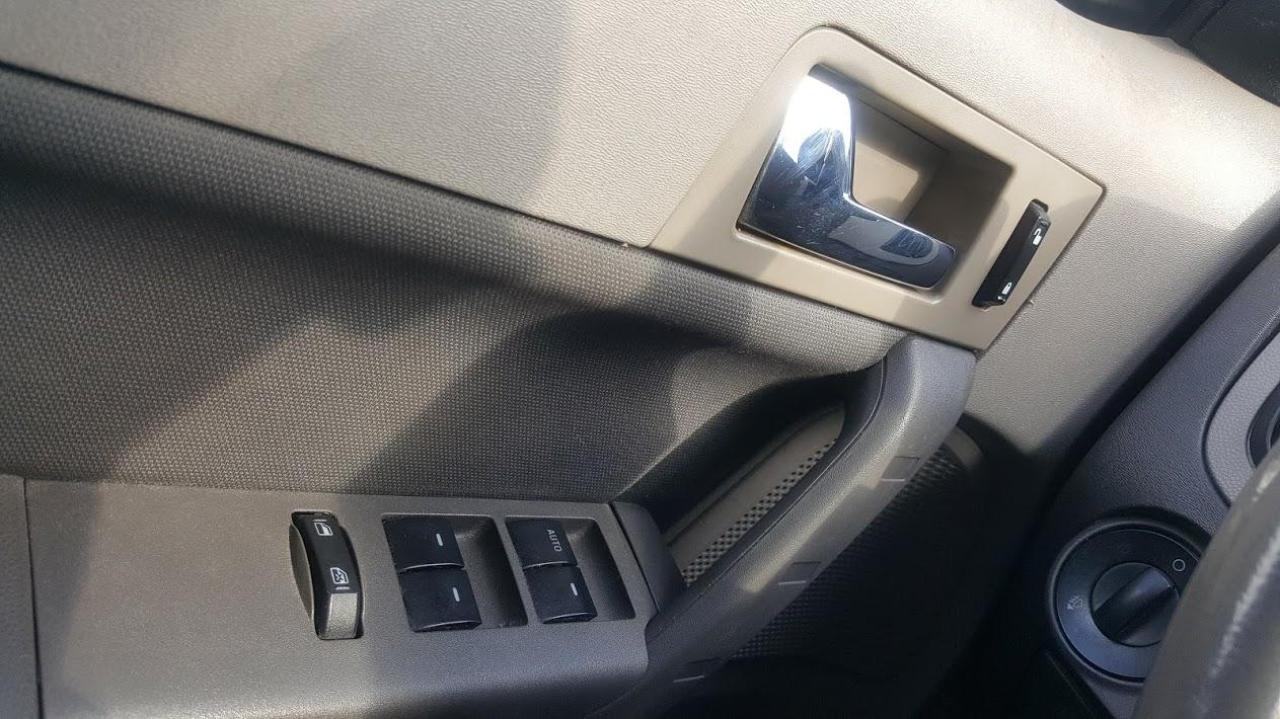 2010 Ford Focus SE Photo