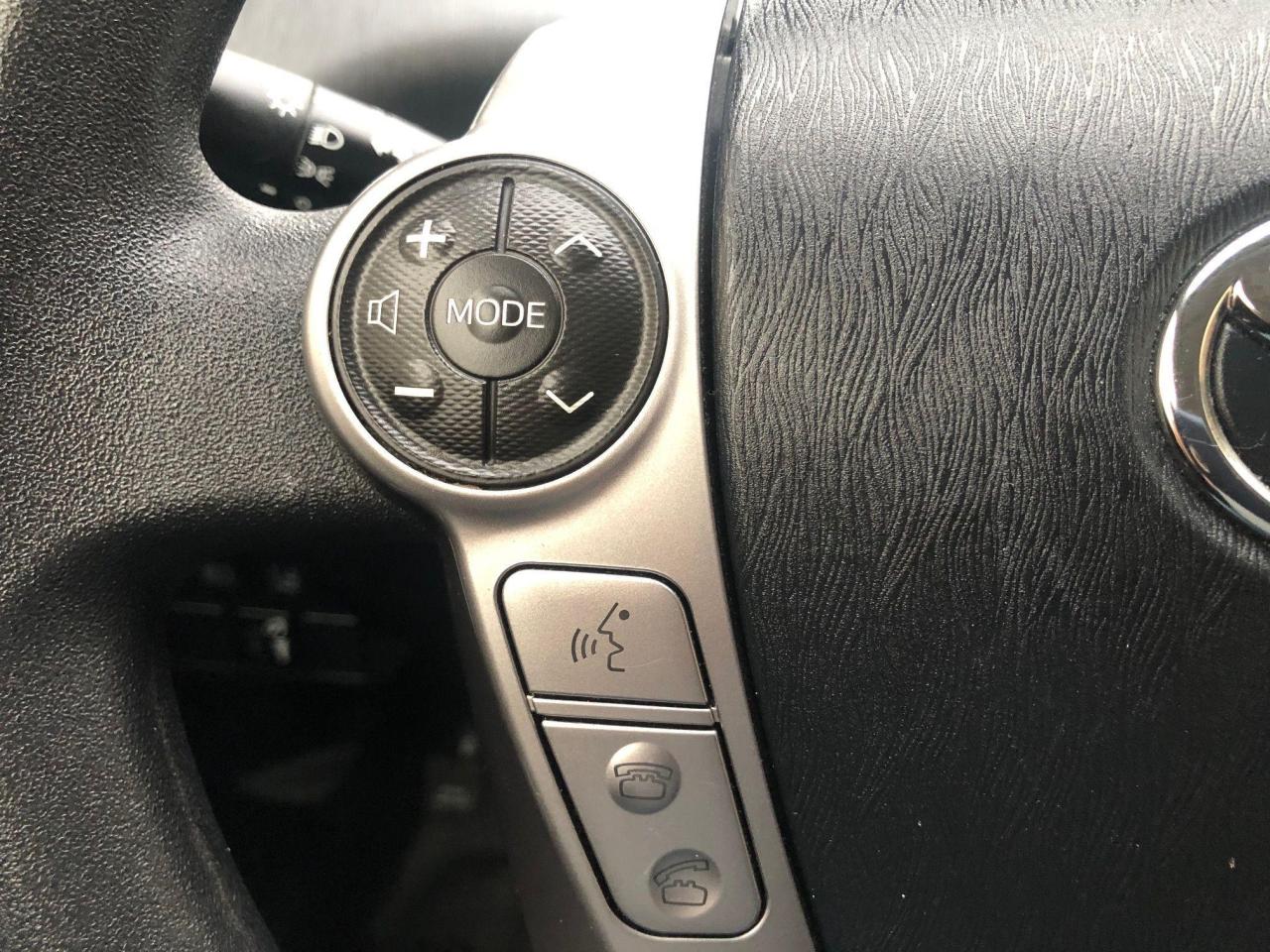 2018 Toyota Prius v HYBRID • No accidents! - Photo #2