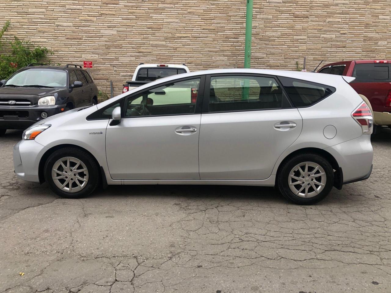 2018 Toyota Prius v HYBRID • No accidents! Photo2