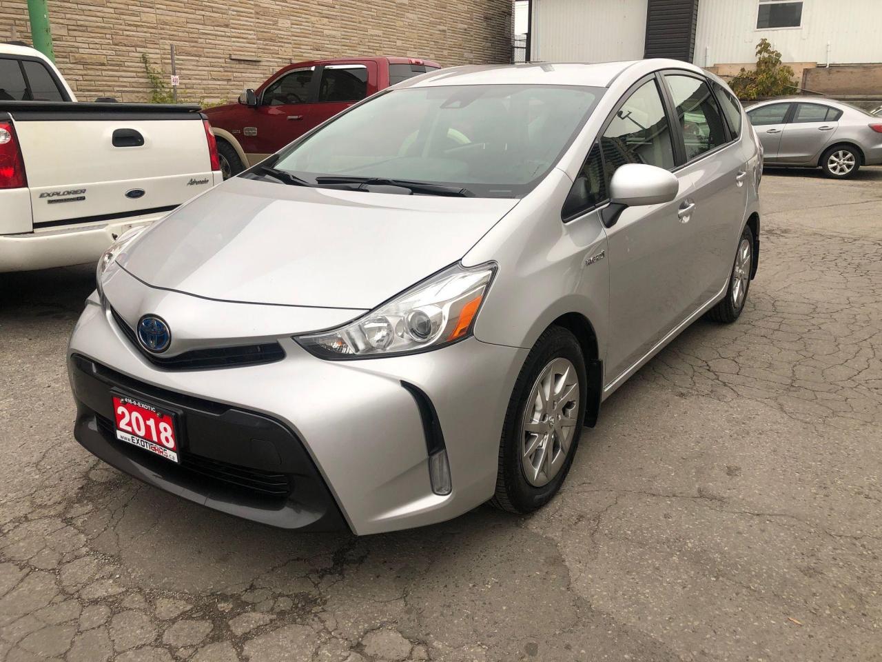 2018 Toyota Prius v HYBRID • No accidents! Photo3