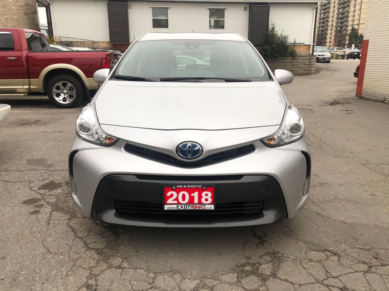 2018 Toyota Prius v HYBRID • No accidents! - Photo #5