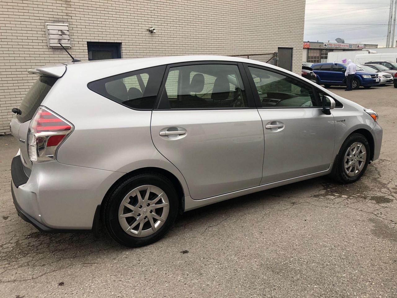 2018 Toyota Prius v HYBRID • No accidents! Photo