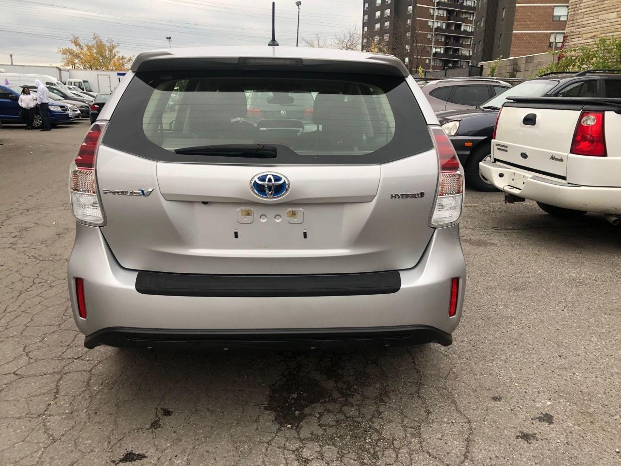 2018 Toyota Prius v HYBRID • No accidents! - Photo #7