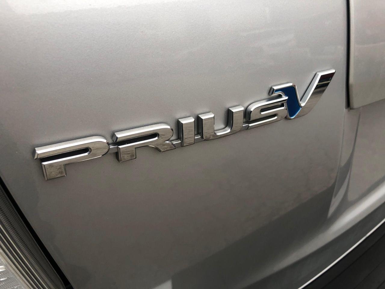 2018 Toyota Prius v HYBRID • No accidents! - Photo #8