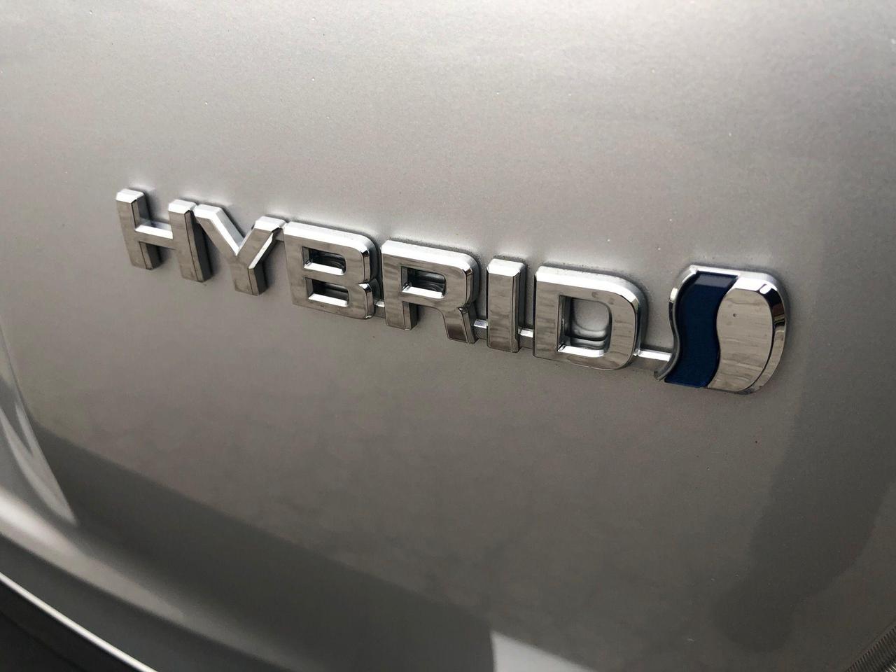 2018 Toyota Prius v HYBRID • No accidents! - Photo #9
