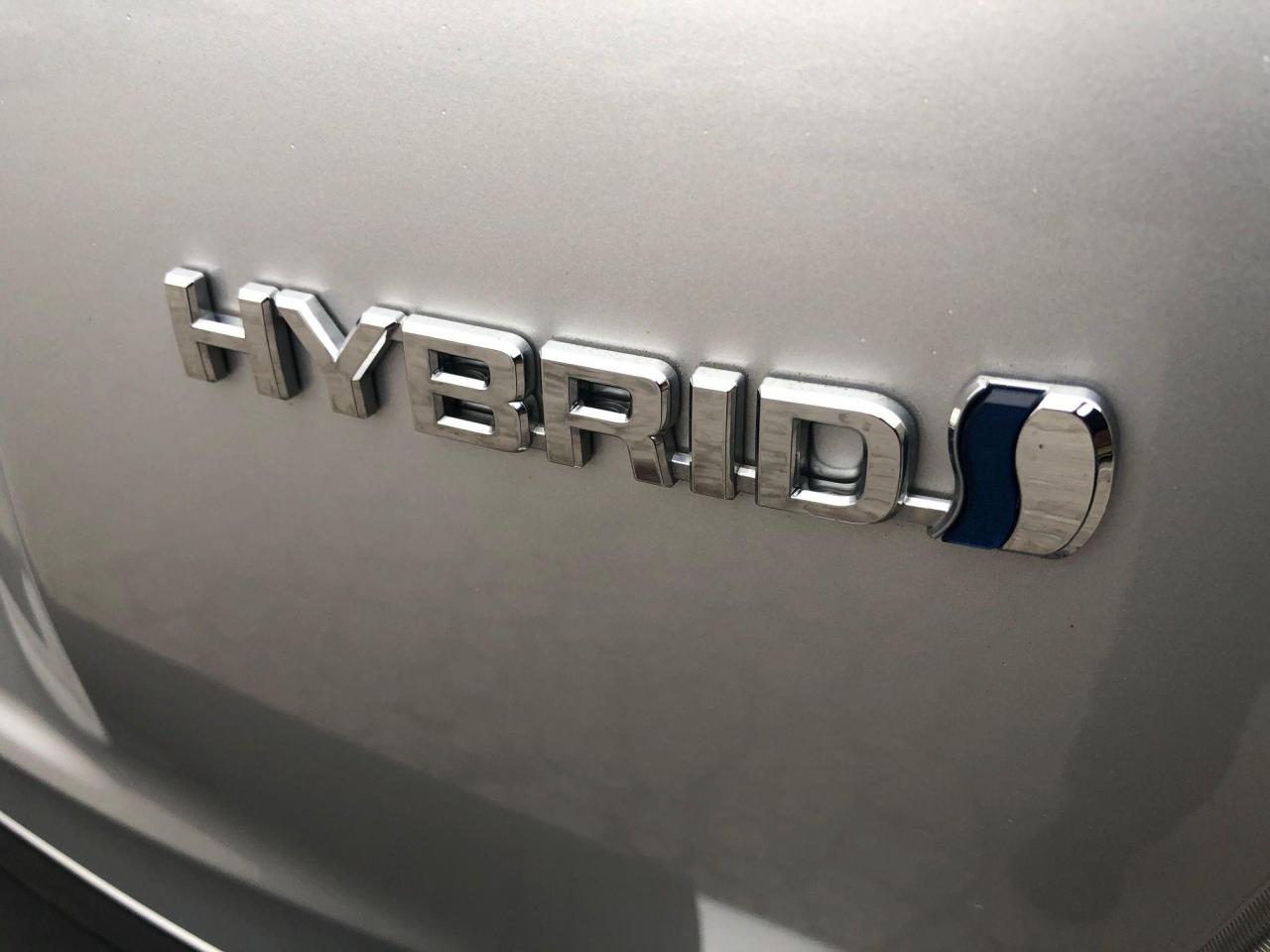 2018 Toyota Prius v HYBRID • No accidents! - Photo #9