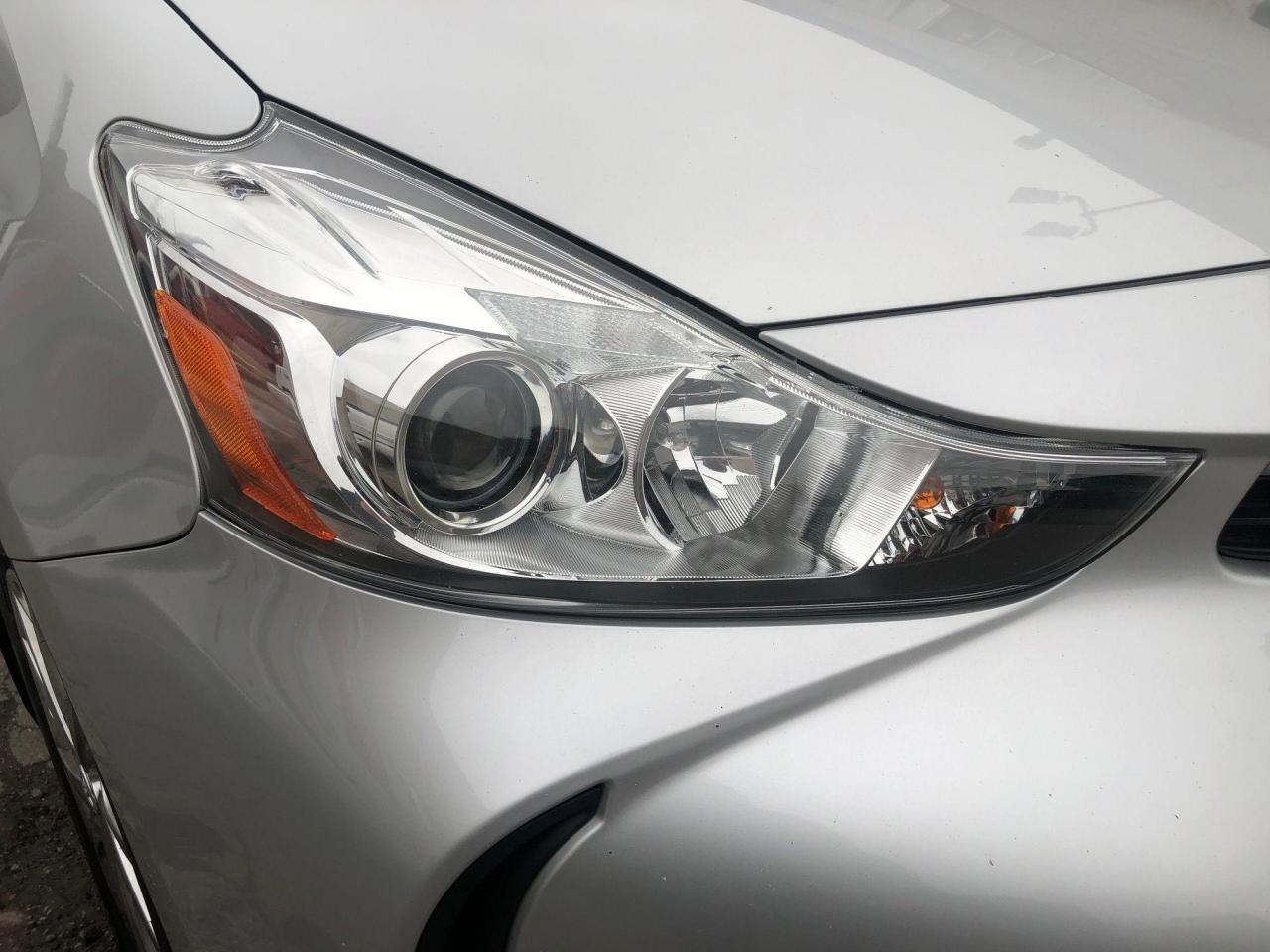 2018 Toyota Prius v HYBRID • No accidents! - Photo #10