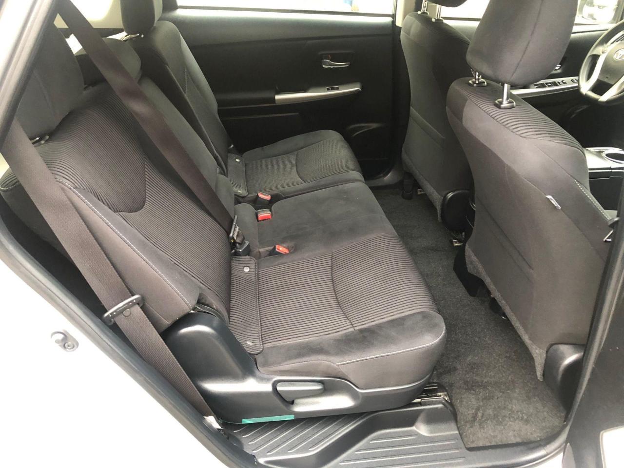 2018 Toyota Prius v HYBRID • No accidents! - Photo #11