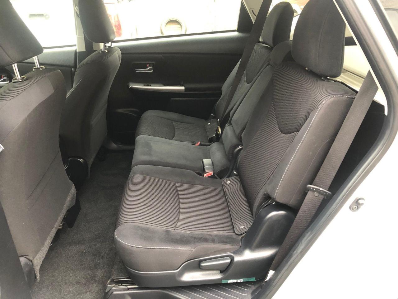 2018 Toyota Prius v HYBRID • No accidents! - Photo #13