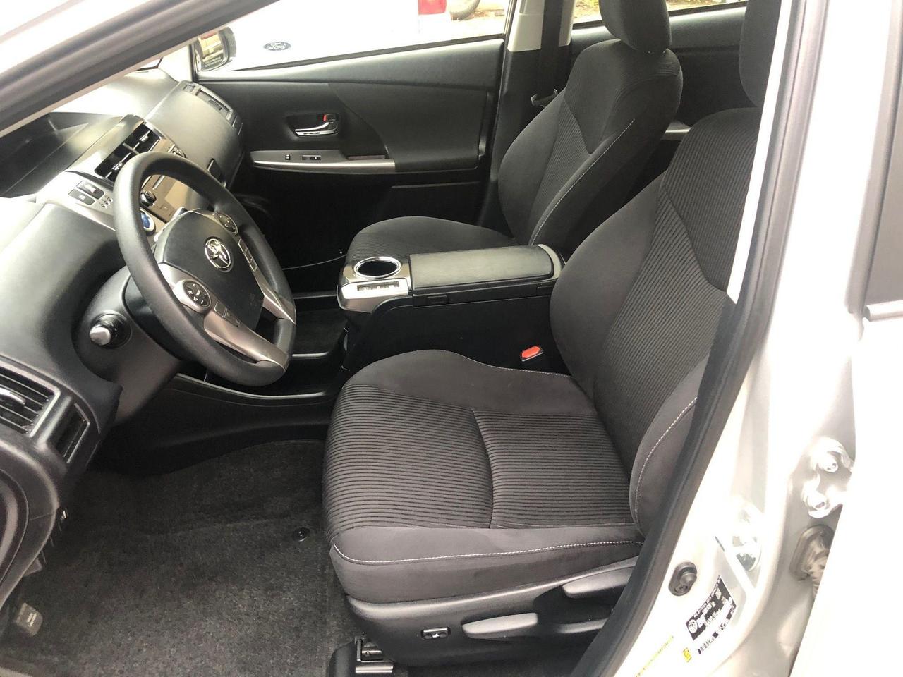 2018 Toyota Prius v HYBRID • No accidents! Photo