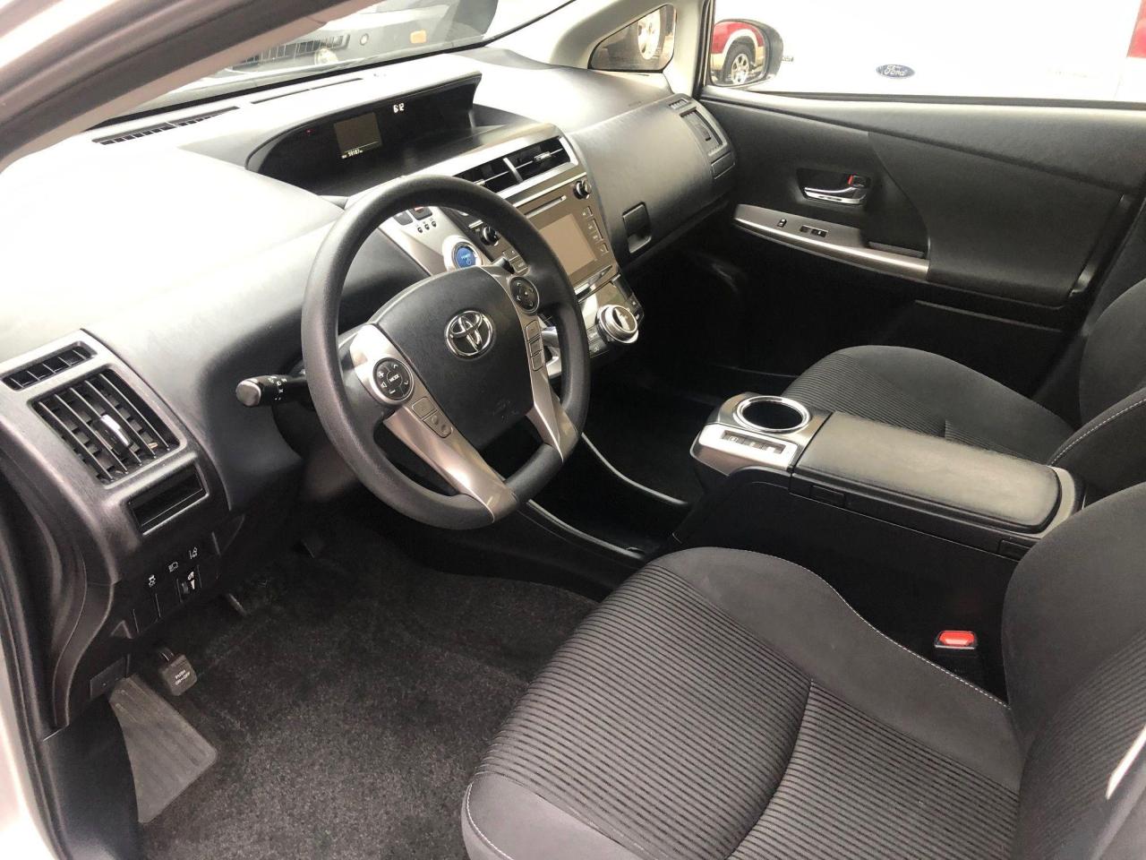 2018 Toyota Prius v HYBRID • No accidents! - Photo #15