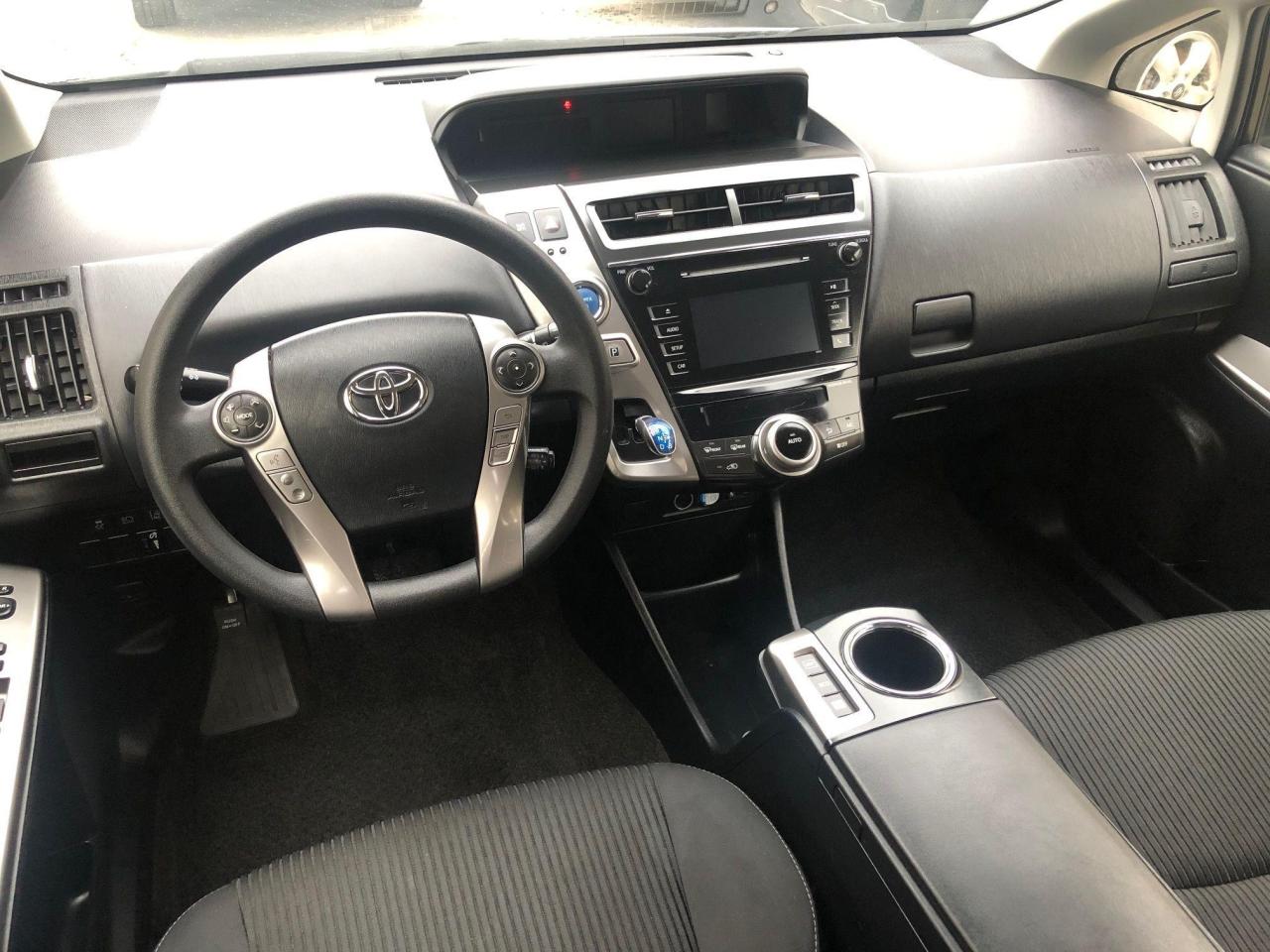 2018 Toyota Prius v HYBRID • No accidents! - Photo #16