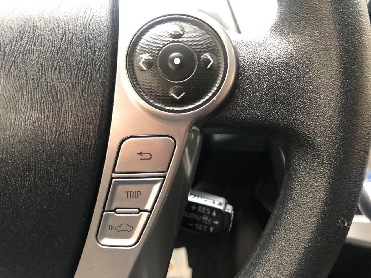 2018 Toyota Prius v HYBRID • No accidents! - Photo #18