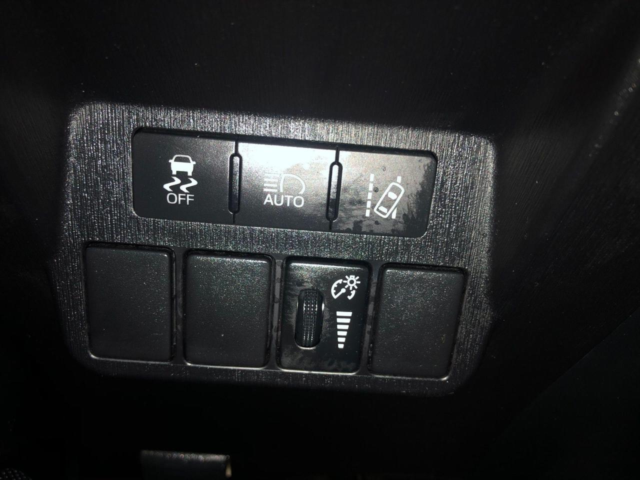 2018 Toyota Prius v HYBRID • No accidents! - Photo #19