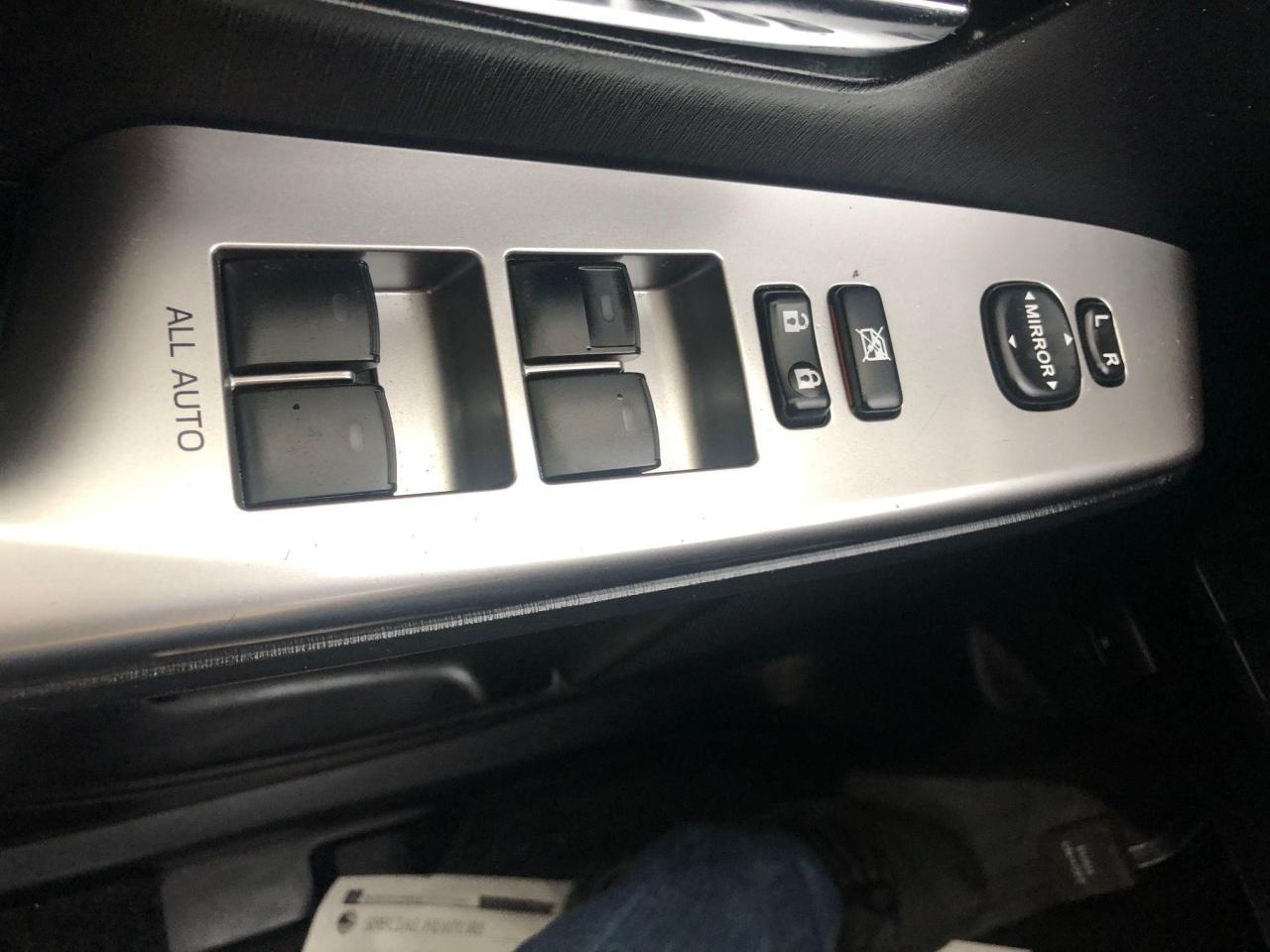 2018 Toyota Prius v HYBRID • No accidents! - Photo #20