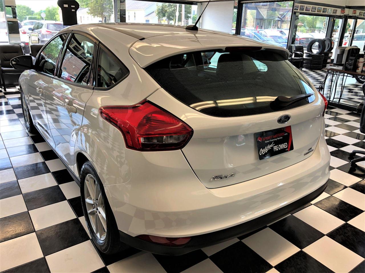 2016 Ford Focus SE+Camera+Heated Seats & Steering+AC+ACCIDENT FREE - Photo #2
